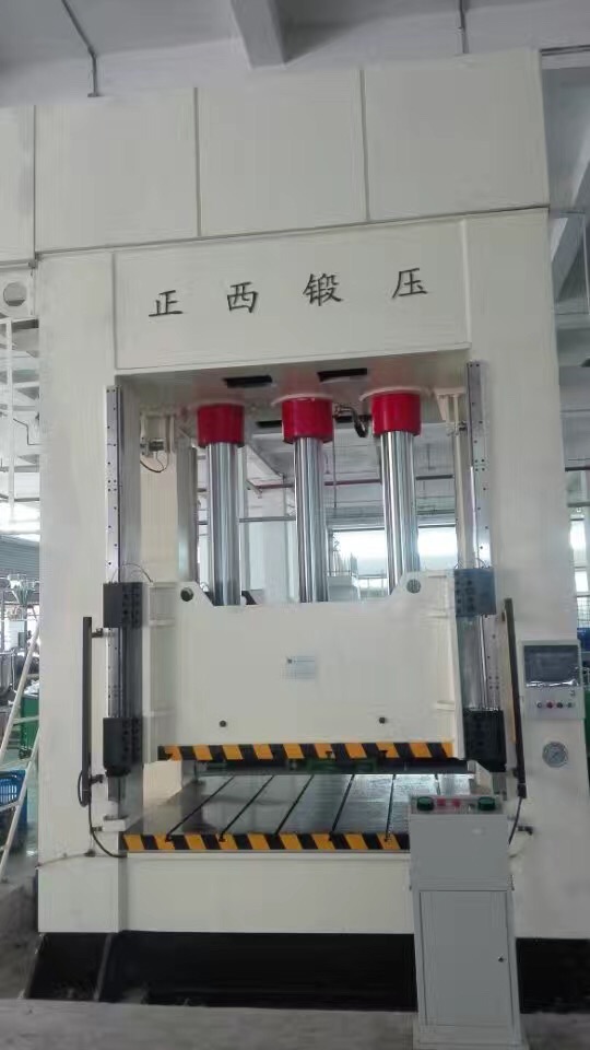 此批設(shè)備為重慶客戶一次性向我公司訂購(gòu)的機(jī)器，在所有公司員工的努力下，我們?cè)谝?guī)定的時(shí)間內(nèi)向客戶交貨并調(diào)試完成。