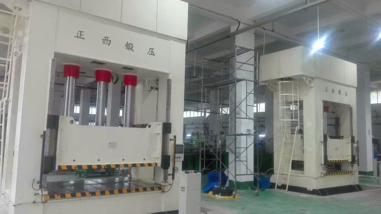 此批設(shè)備為重慶客戶一次性向我公司訂購(gòu)的機(jī)器，在所有公司員工的努力下，我們?cè)谝?guī)定的時(shí)間內(nèi)向客戶交貨并調(diào)試完成。