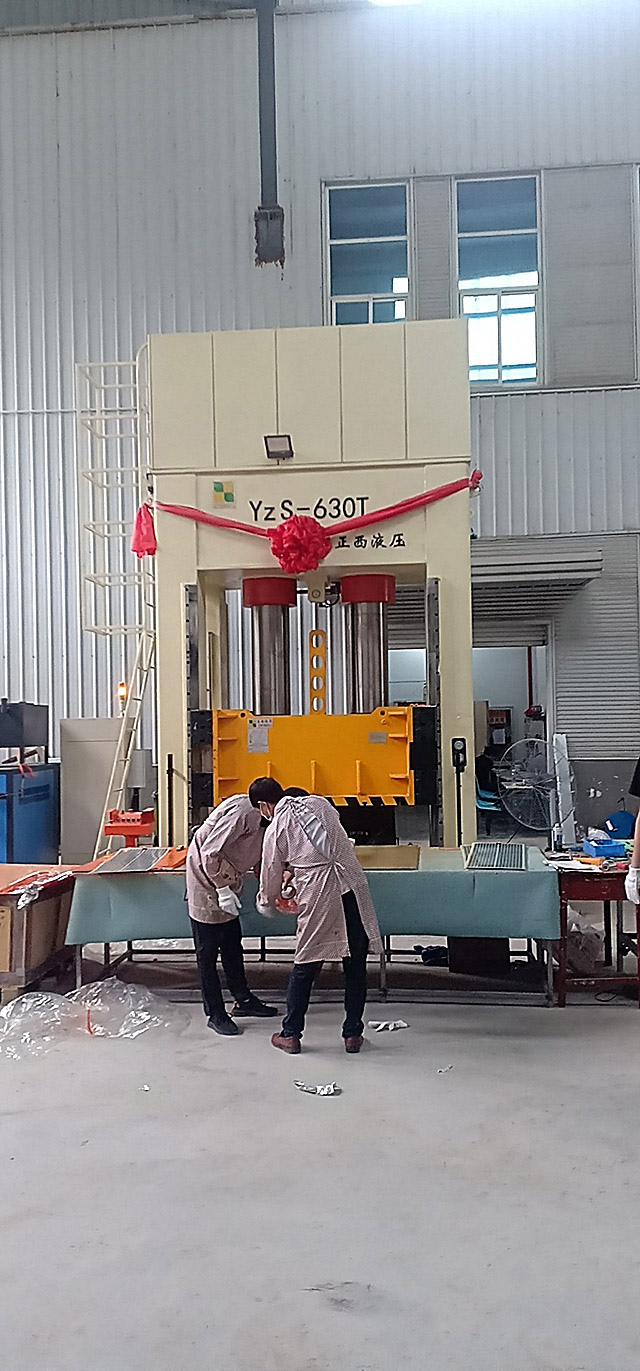 630噸框架式液壓機(jī)定制安裝圓滿成功，客戶相當(dāng)滿意