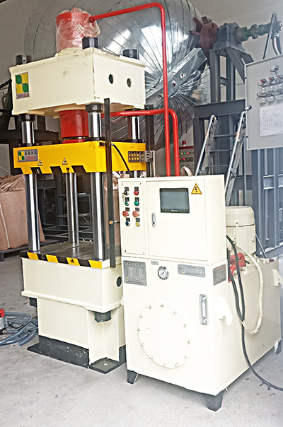 液壓機(jī)定制客戶定制的200噸四柱壓力機(jī)由液壓機(jī)供應(yīng)商成都正西液壓機(jī)供應(yīng)，圓滿交貨！