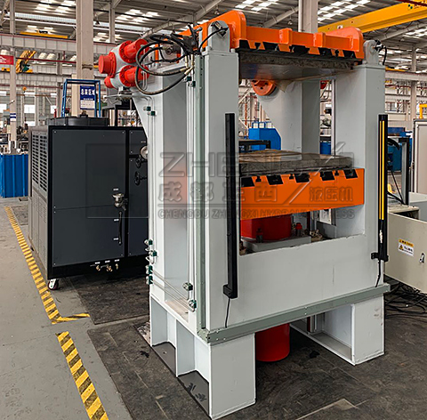 100噸翻轉(zhuǎn)復(fù)合材料液壓機(jī)調(diào)試完成，準(zhǔn)備發(fā)到客戶(hù)現(xiàn)場(chǎng)