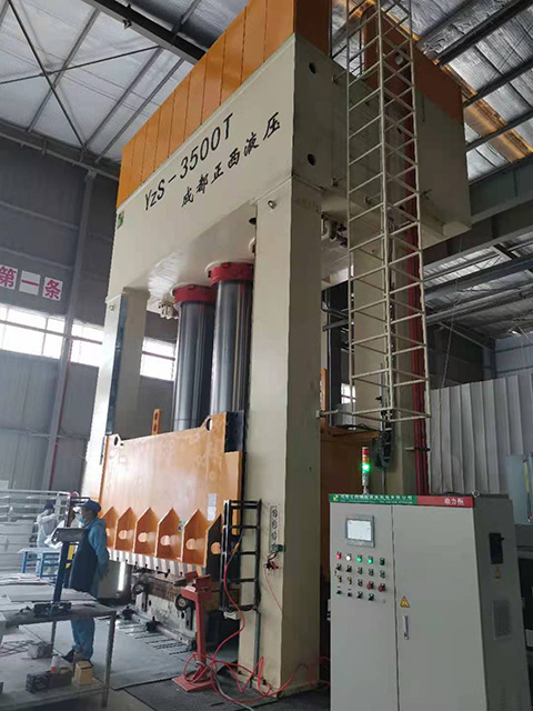 3500噸框架液壓機(jī) 3500噸框架液壓機(jī)