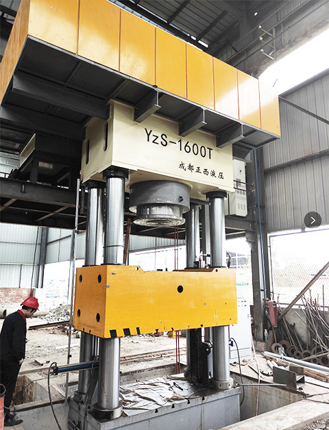 1600噸四柱式液壓機(jī)已經(jīng)開(kāi)機(jī)運(yùn)行了3個(gè)小時(shí) 1600噸四柱式液壓機(jī)已經(jīng)開(kāi)機(jī)運(yùn)行了3個(gè)小時(shí)
